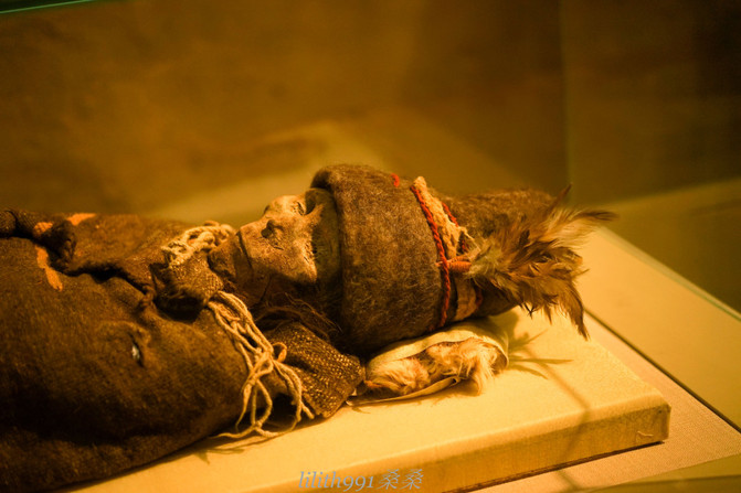 奥兹冰人这样的干尸，每一件都是人间瑰宝，具有独特的美感和研究价值。另外值得一说的是“营盘美男”，也是