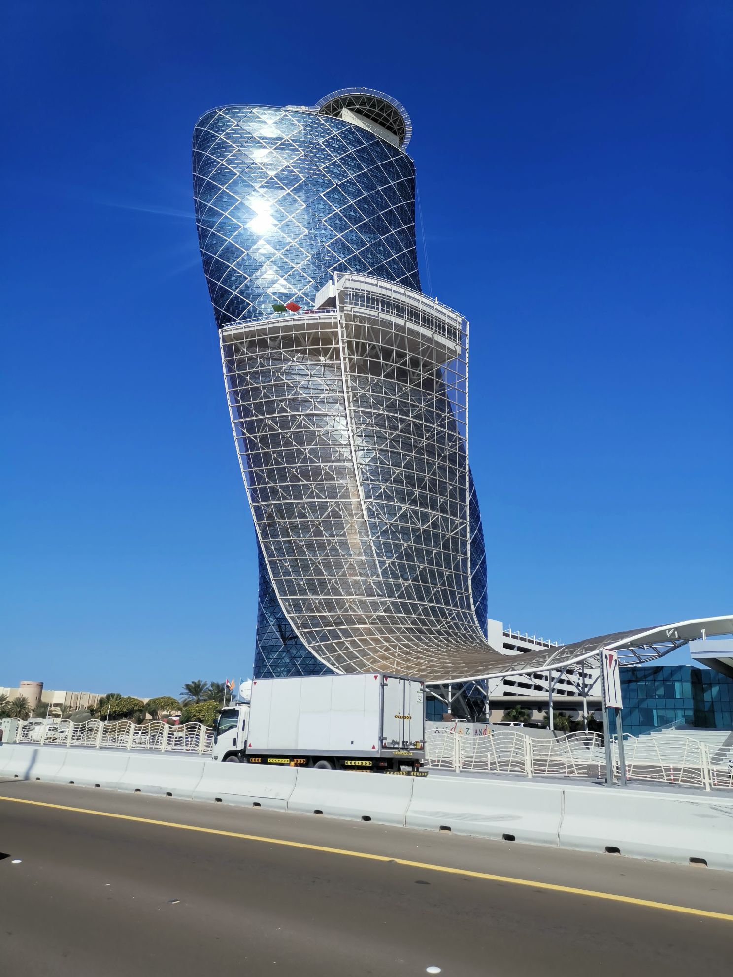 首都之门是阿拉伯联合酋长国首都阿布扎比市的一座在建高楼2010年6月6