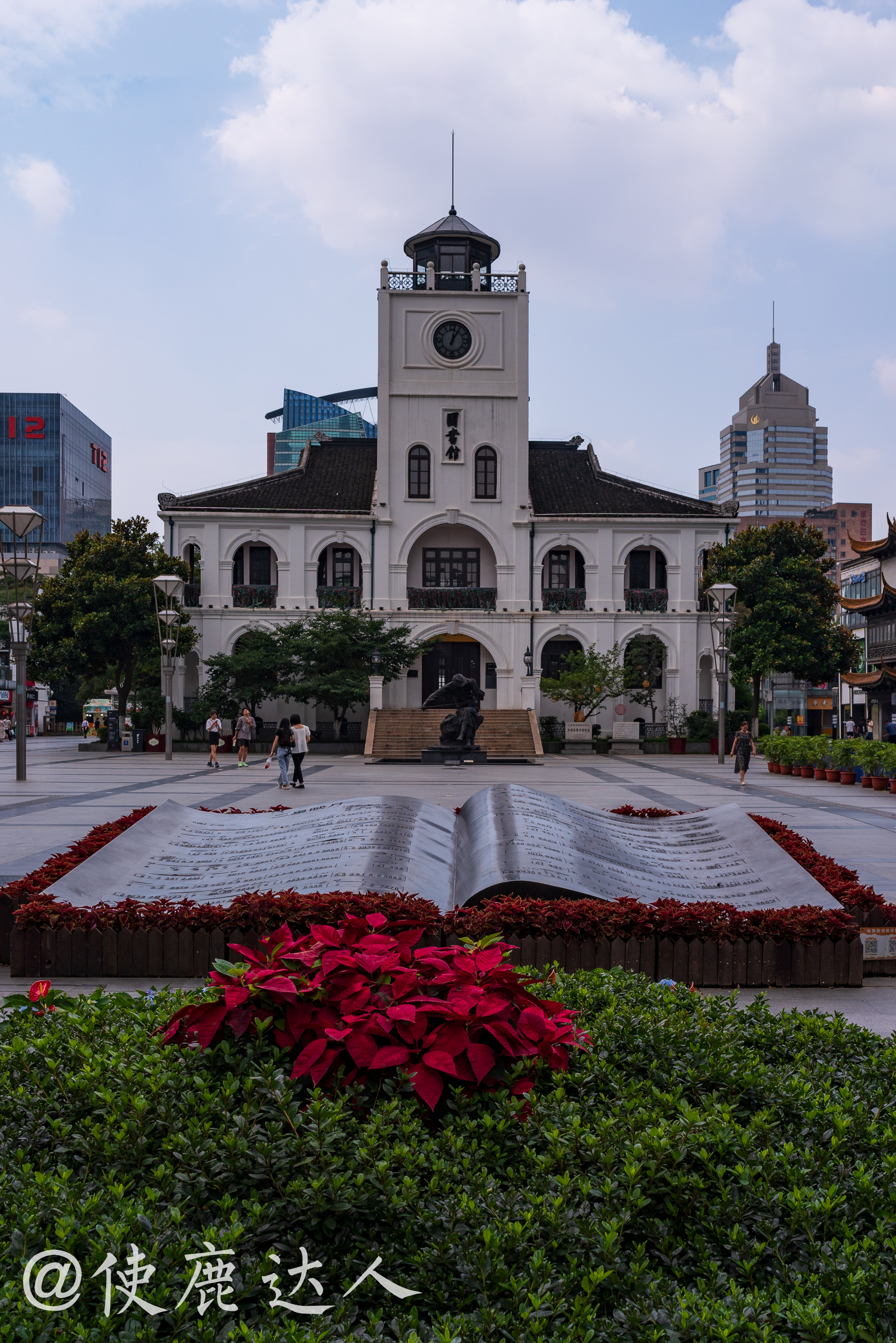 步行街颇具人文气息,只可惜围绕崇安寺规划的商业街