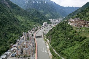 宝兴游记图文-中国最窄的县城，两山夹峙十分险峻，当地人最怕塌方，看着都危险