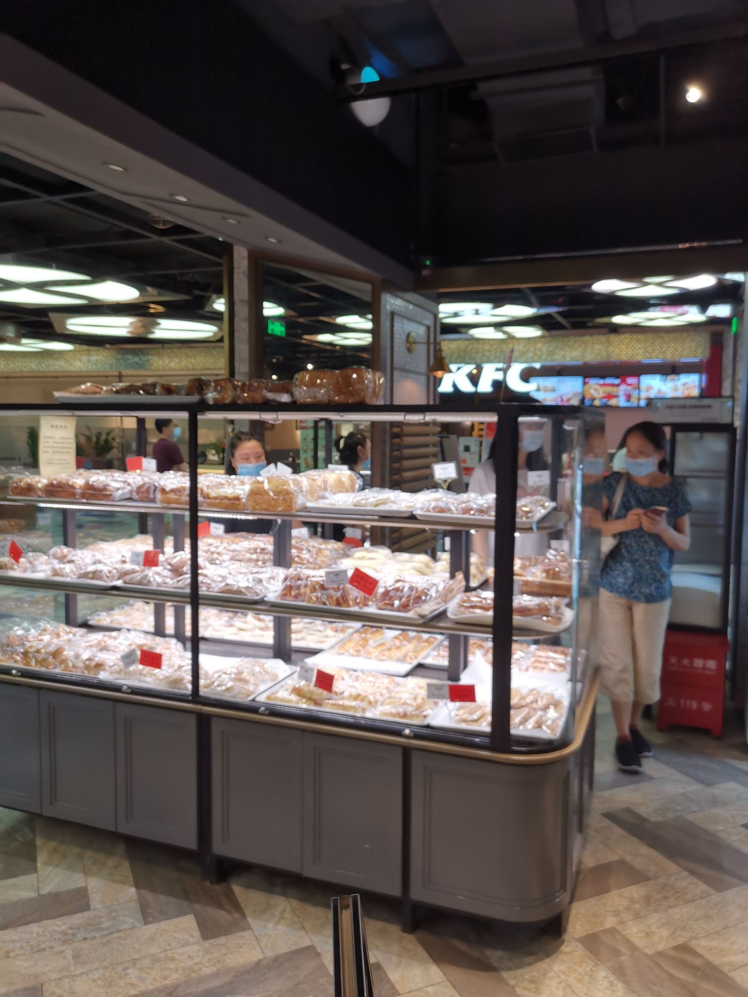 它家的面包感觉就是与别的不一样他家的蛋糕面包奶酪饮品买的人还是不