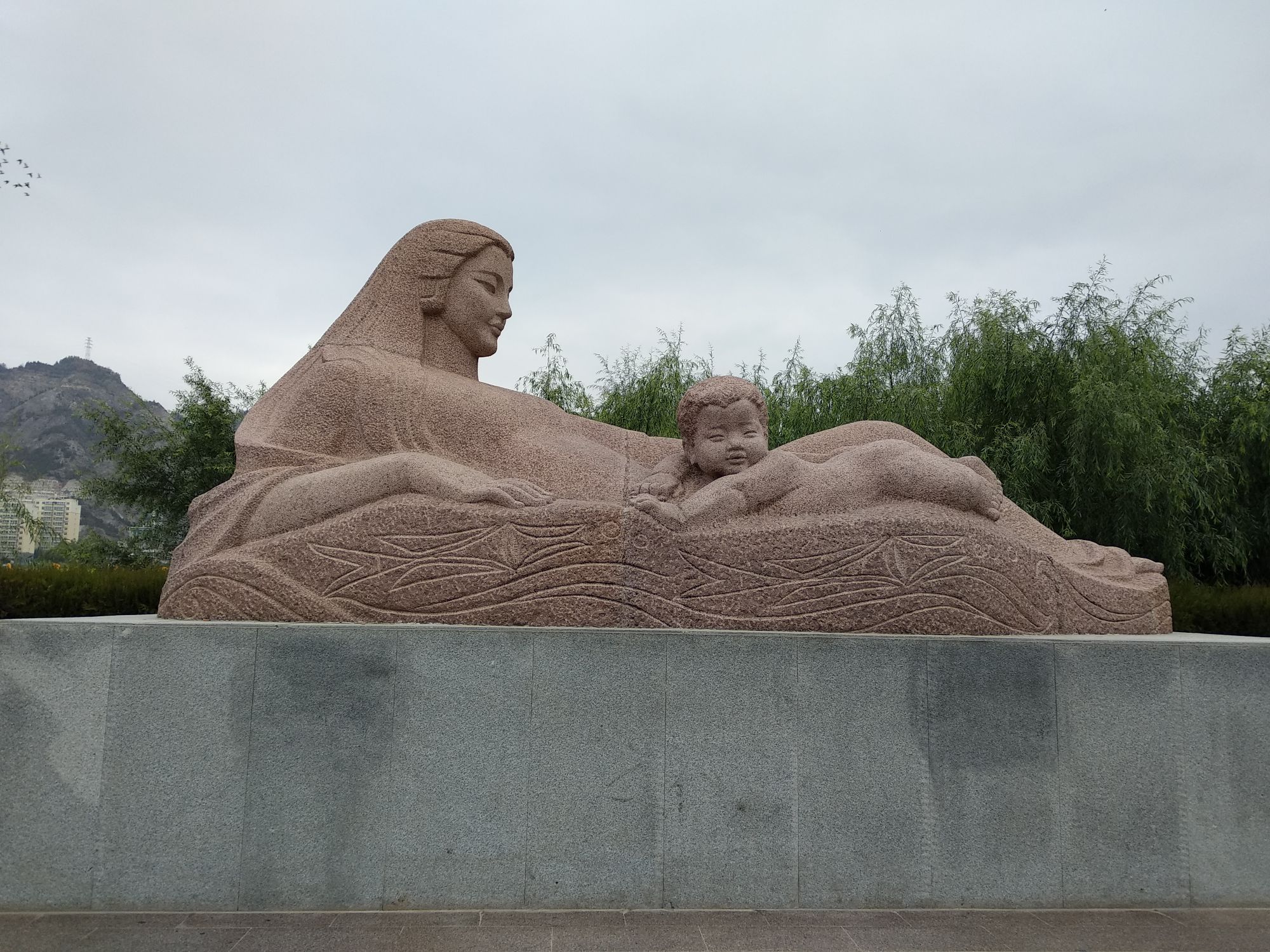 青铜峡黄河母亲雕塑图片