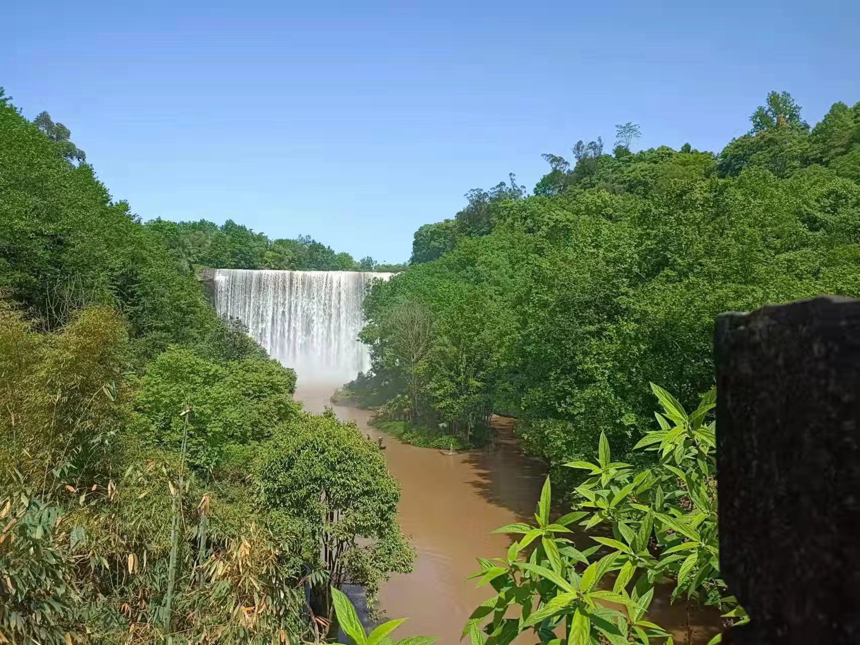 【携程攻略】重庆万州大瀑布景点,瀑布是一个非常壮丽的景观，瀑布从悬崖上一泻而下、壮观恢弘、气势磅…