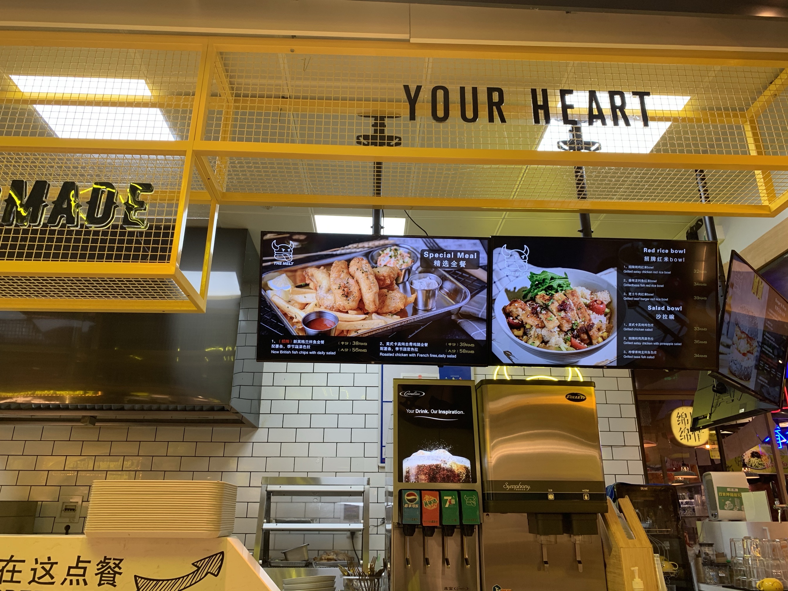 很美式的一家小吃快餐店作为小吃来讲还是不错的店铺不大但装修的简明