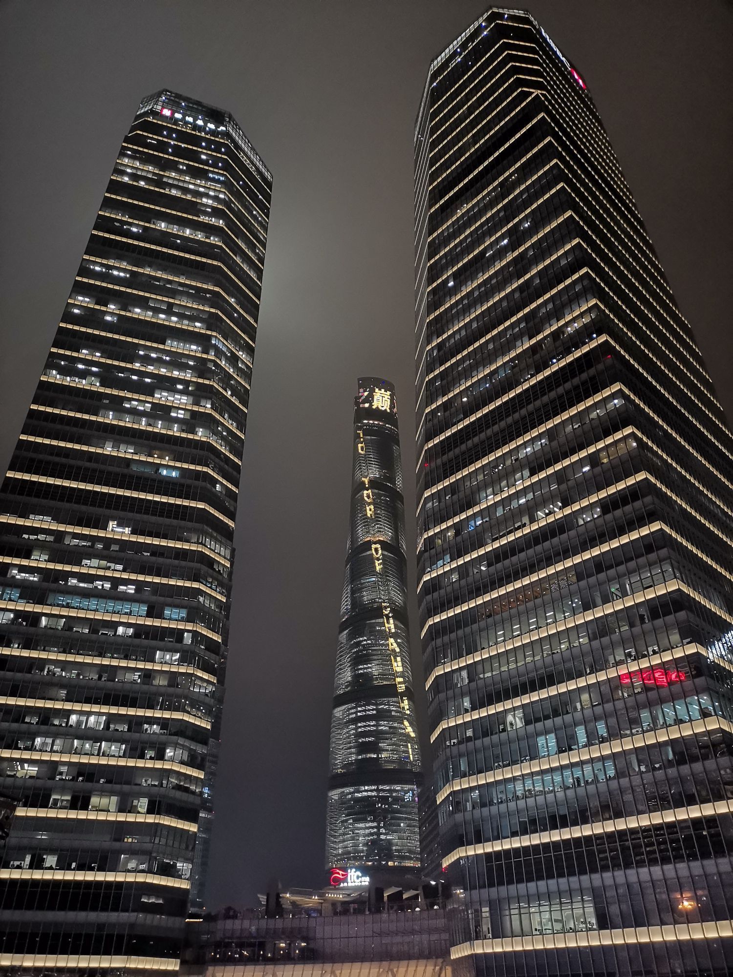 【携程攻略】上海正大广场购物,浦东陆家嘴的正大广场外面夜景非常