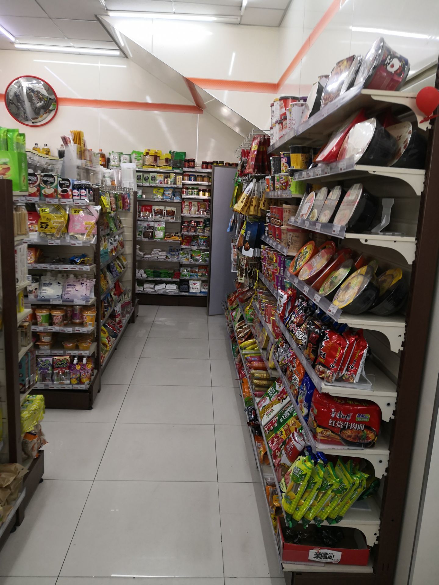 很喜欢这个小小的便利店,虽然店面不大,但是经营的种类确实特别的齐全