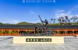 长白游记图文-中朝边境行第一站：参观放排广场，鸭绿江对岸便是朝鲜大城惠山市