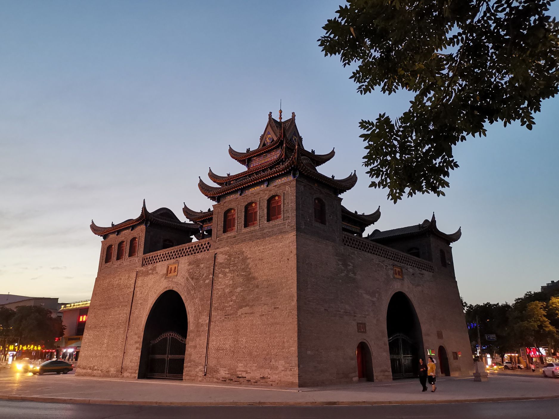 南北街十字路交叉处,又称"十字鼓楼","四鼓楼",由台基,楼阁,角坊组成