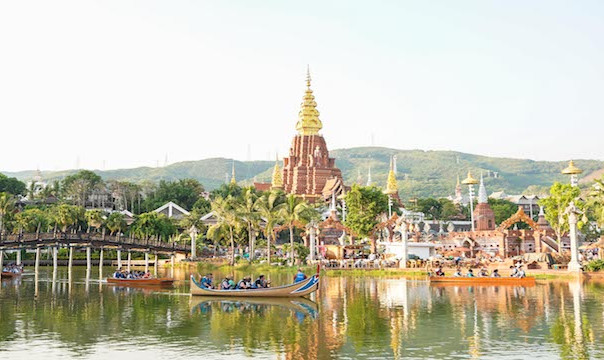 湄公河六国水上市场内湖游船