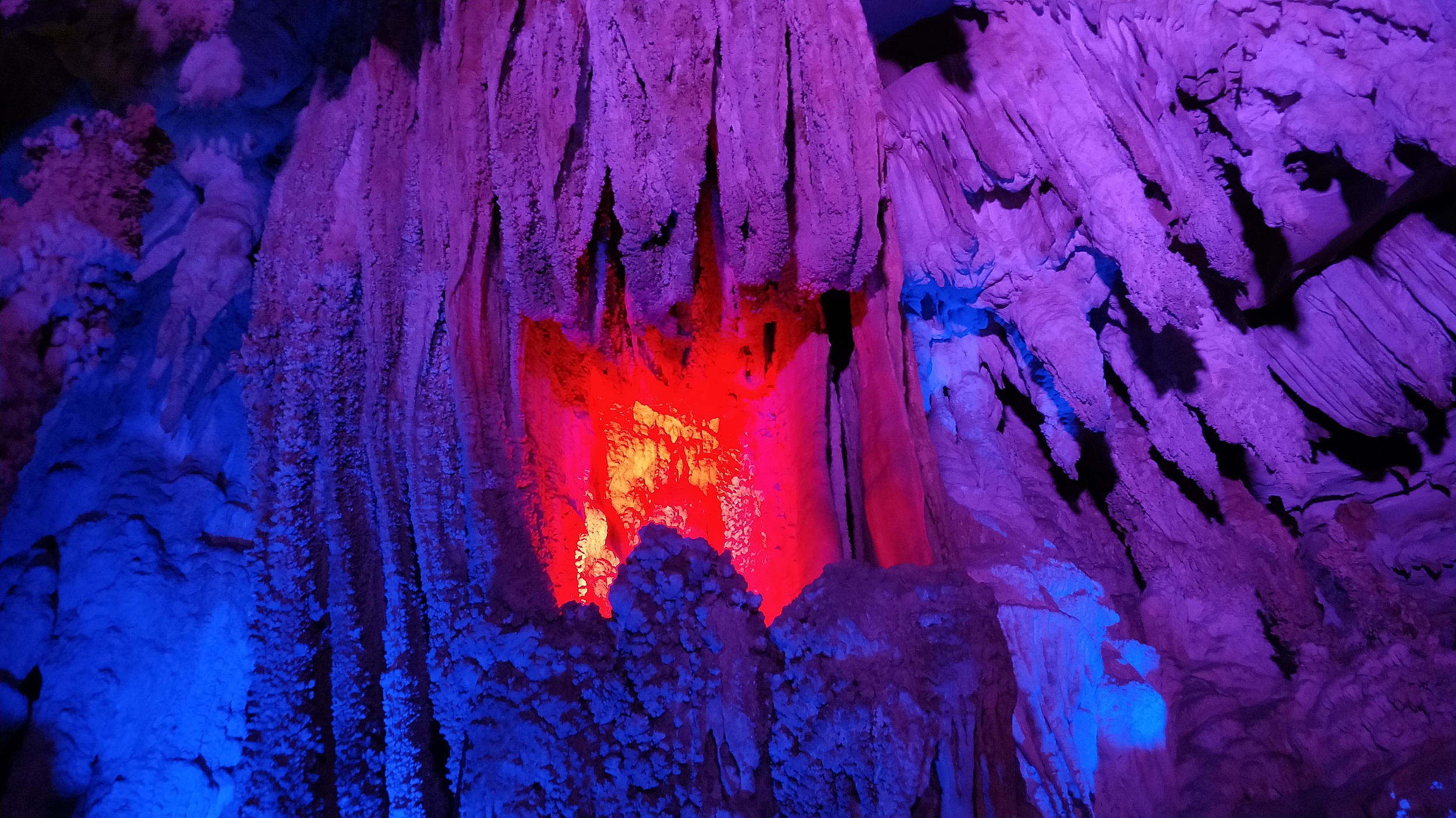 2-Day Anshun & Zhenning Tour: Discover the Mysteries of Loong Palace and the Charm of Buyi Ancient Village