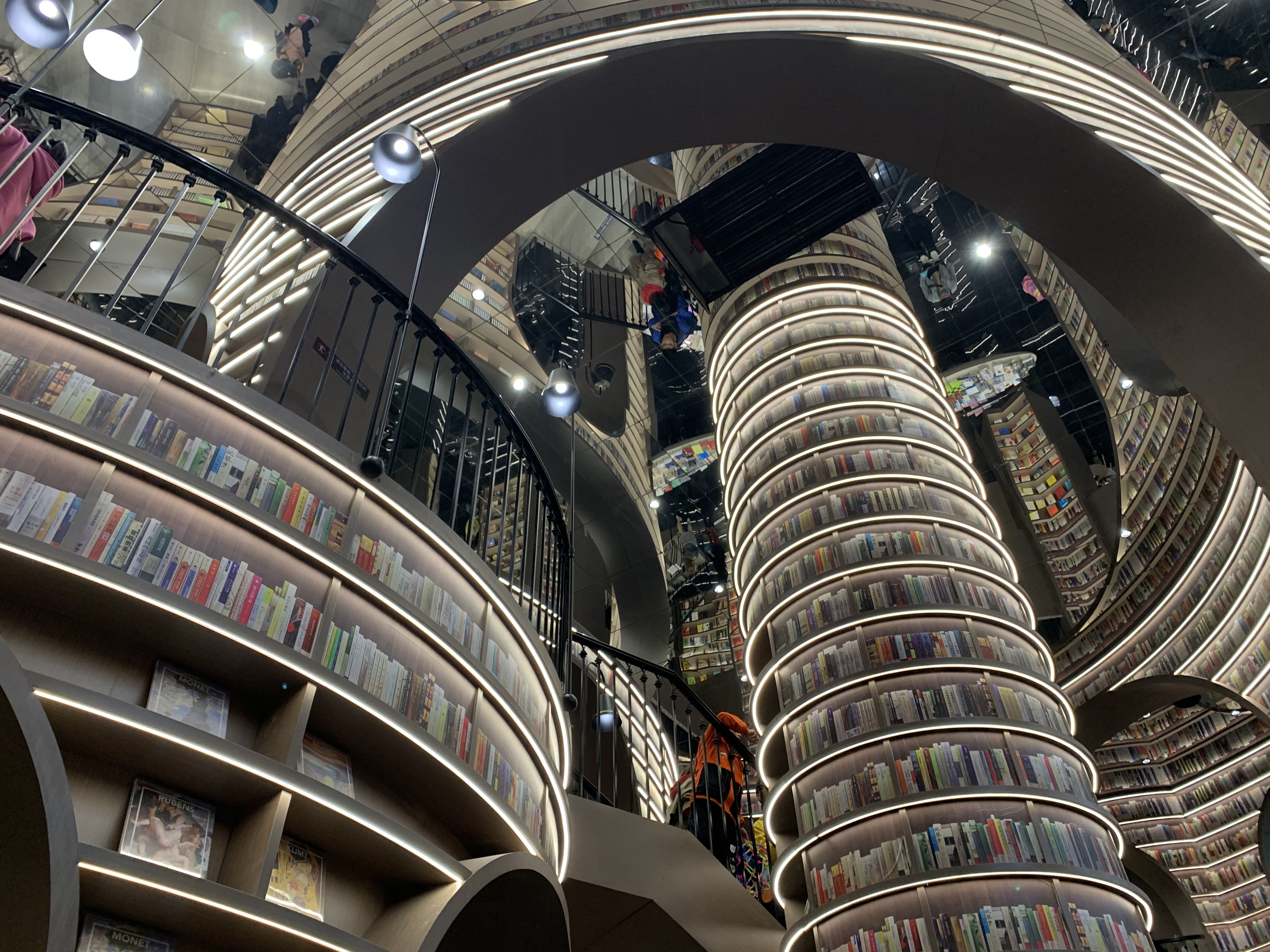 【携程攻略】都江堰钟书阁购物,走到实地才发现,书店里是借用了无数的