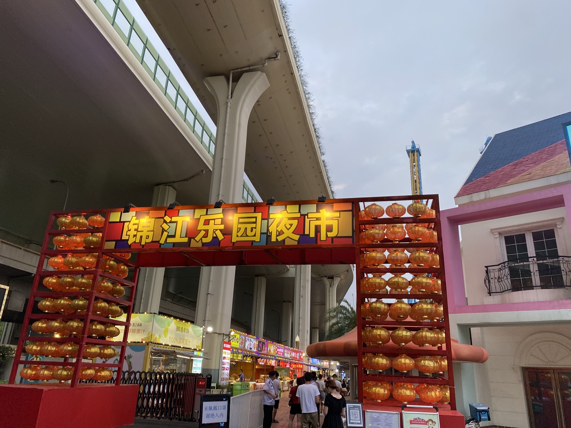 錦江士林夜市就在錦江樂園邊上,不需要門票.