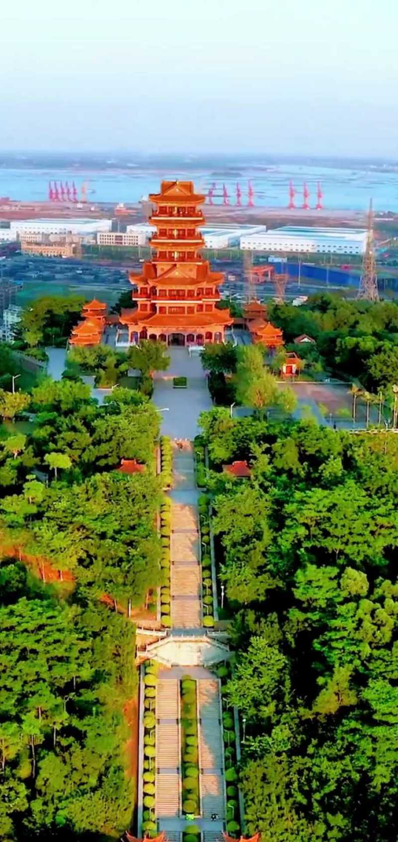 要想欣赏防城港的全景,那港口区的仙人山公园一定不能错过 沿着北