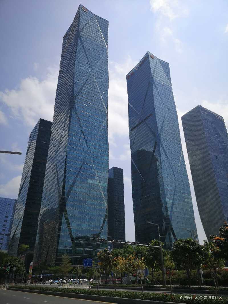 广东深圳市高楼林立绿树成荫