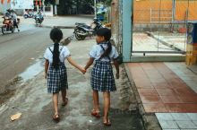 越南小姑娘手牵手散步回家