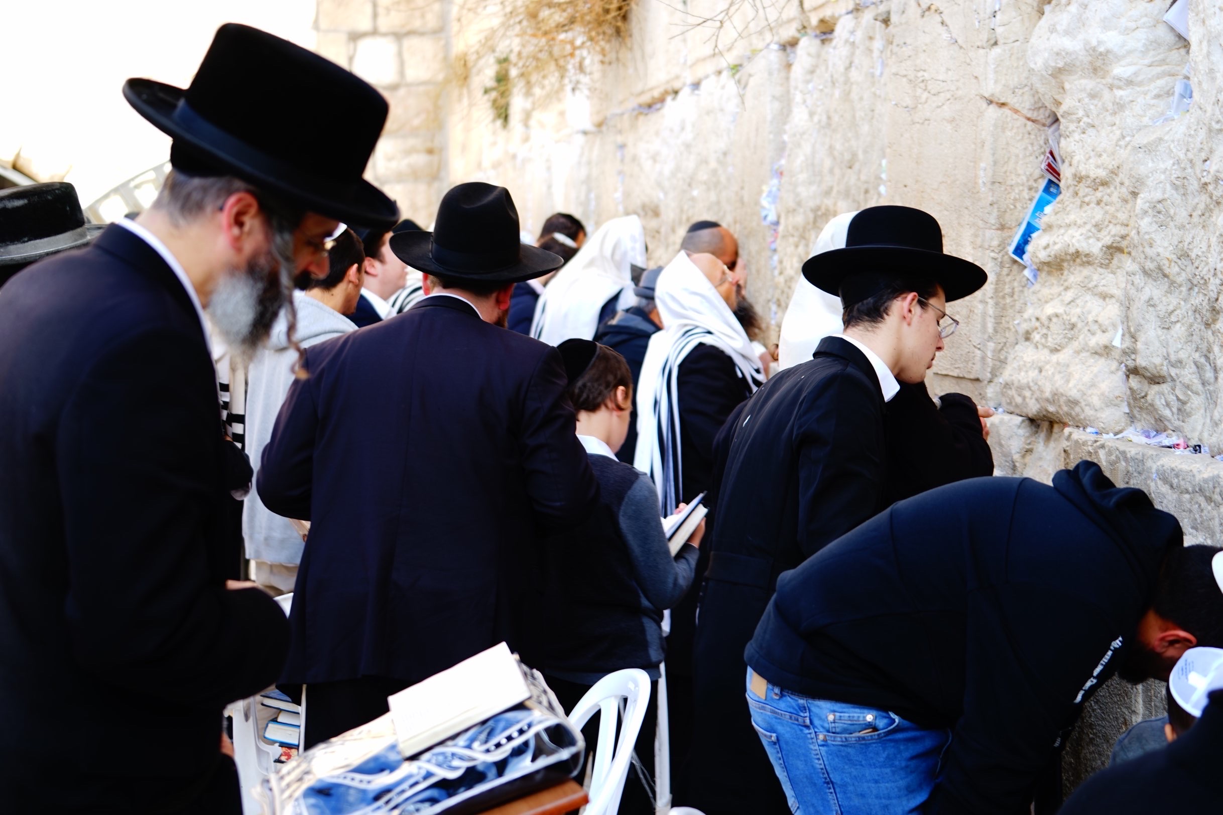 这里是犹太人的圣地.虔诚地祷告,也有玩耍的小孩儿.