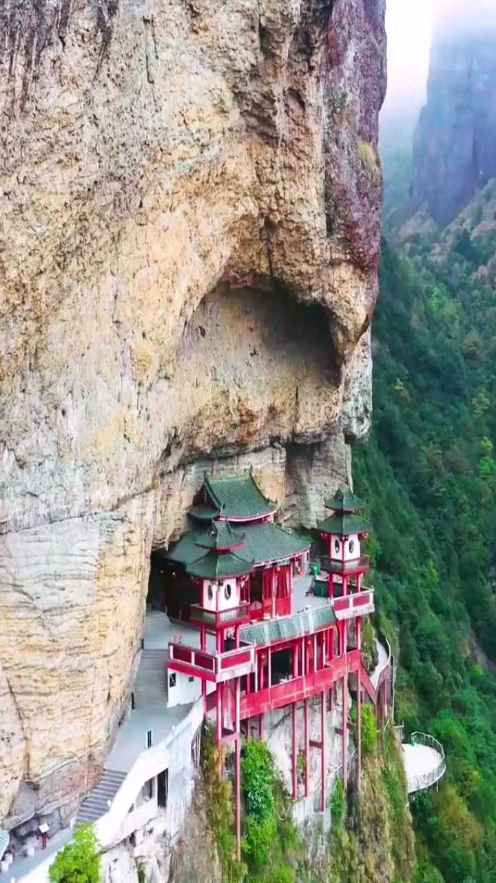 福建平和朝天寺灵通山下有座寺院,建立在巨石之上,这里是福建平