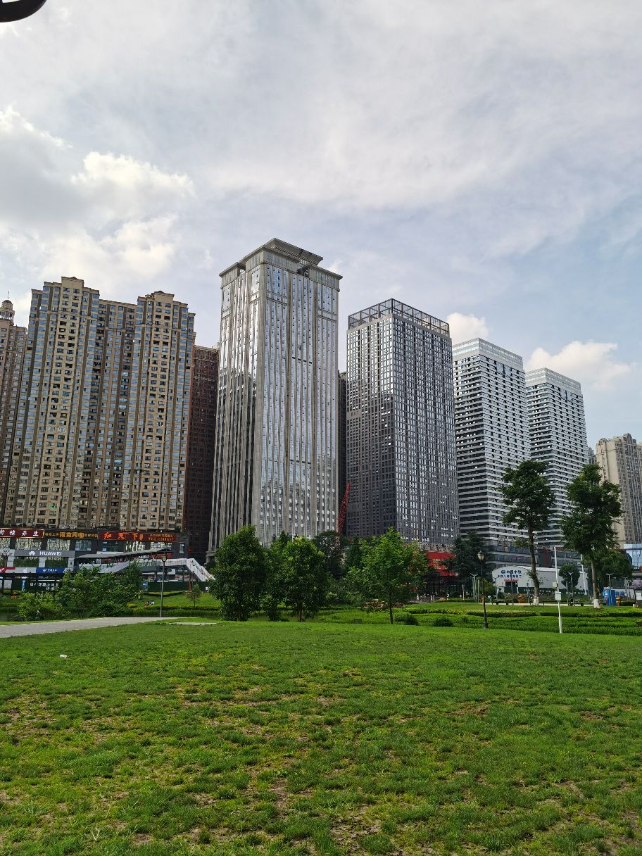 贵阳花果园,坐落在贵阳市南明区商务中心附近,是贵阳最繁华的位置