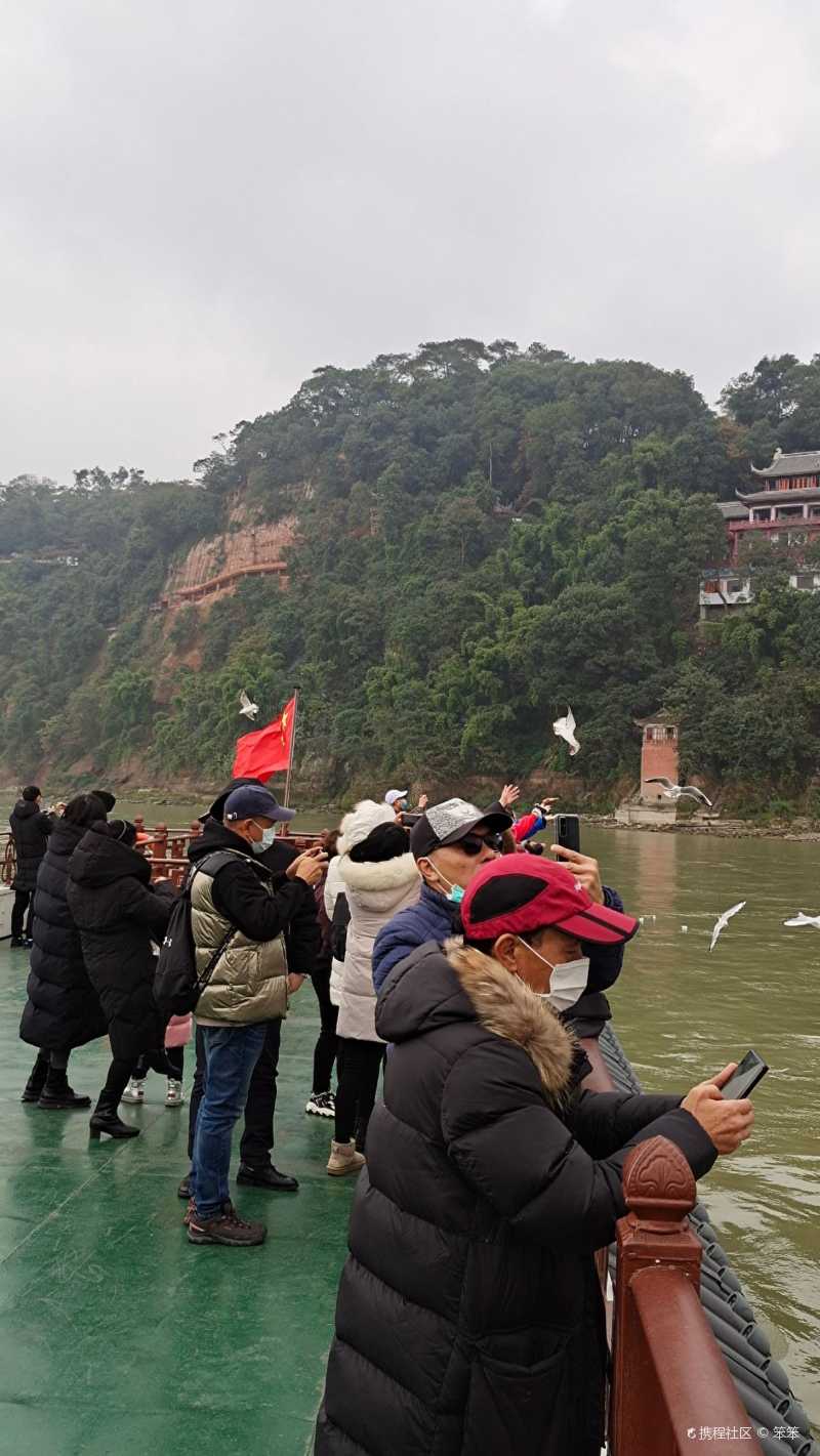 坐船游江欣赏乐山大佛