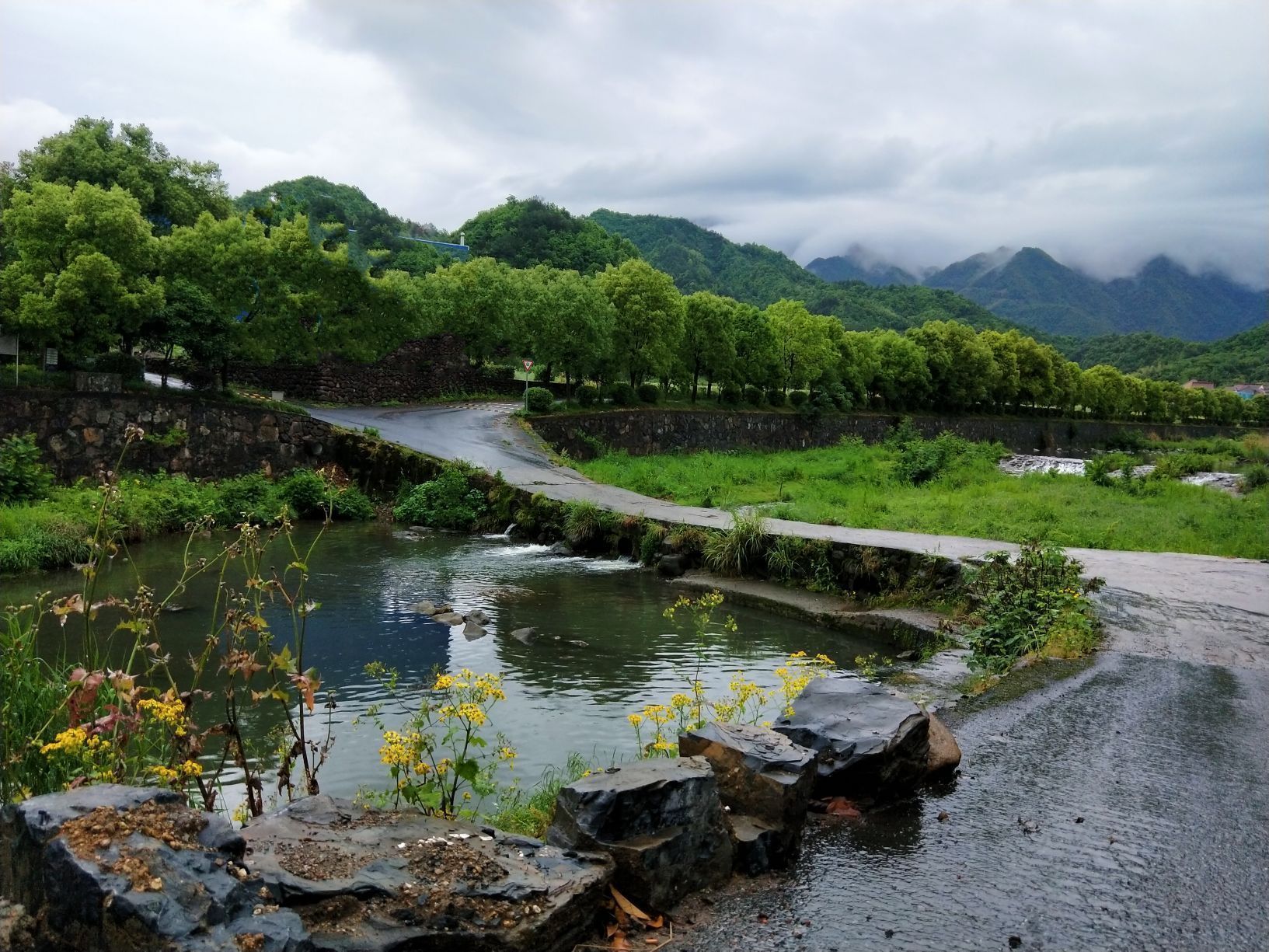 從深澳村到環溪村的公路上,只有我們匆匆的腳步聲和嘩啦啦的流