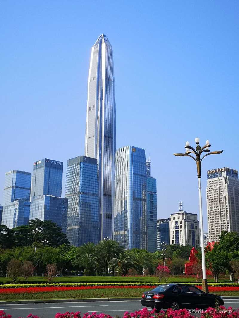 广东深圳市高楼林立绿树成荫