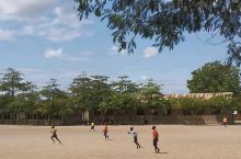 非洲普通小学的足球场，孩子们的欢乐时光