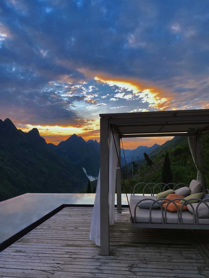 贵阳周边云端仙境落日黄昏下的匠庐阅山