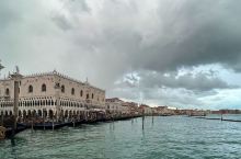 被乌云笼罩的威尼斯