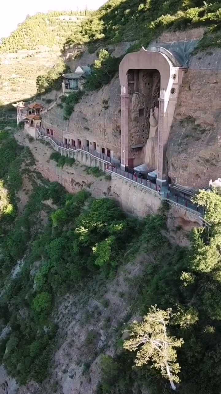 甘谷大象山石窟罕见中西合璧佛像大气磅礴