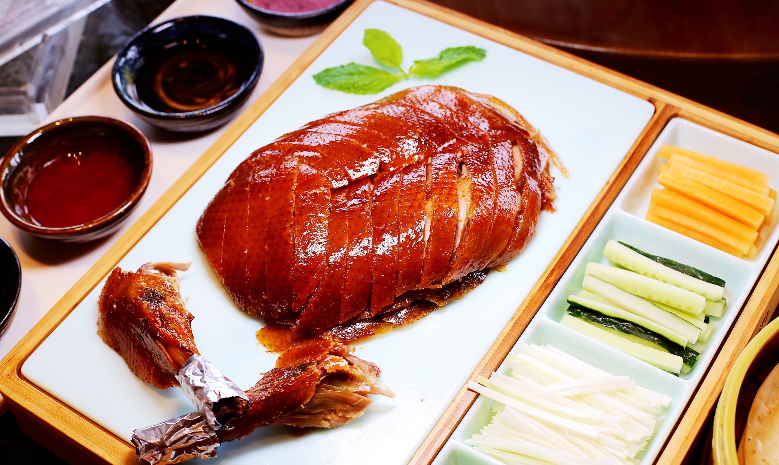 敏姐喜欢啫啫鱼嘴,冰冰经常点的洗澡泡菜,我选了酥不腻烤鸭,这一顿饭