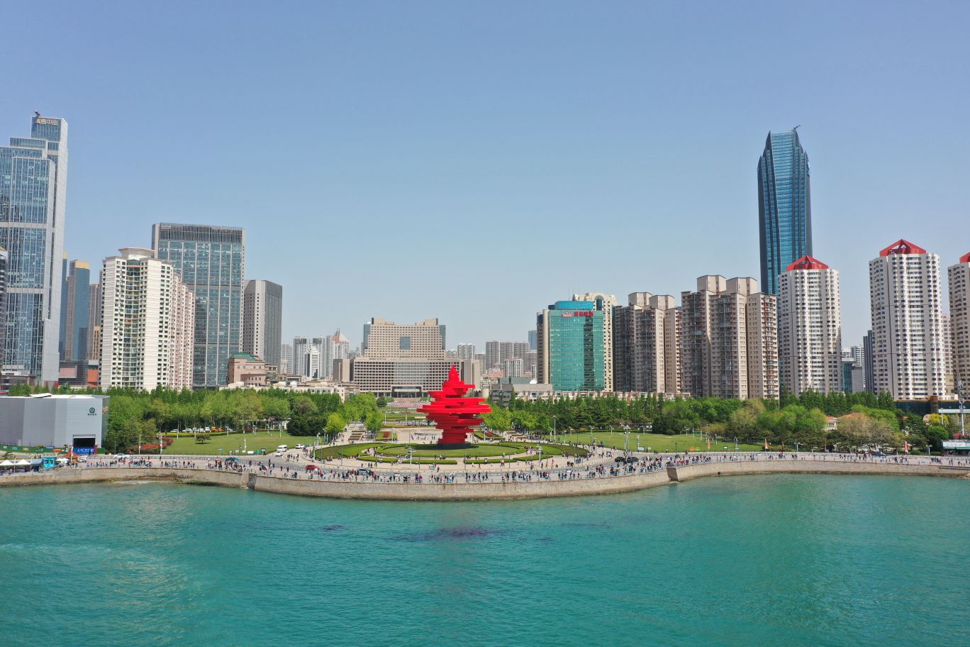 【携程攻略】青岛五四广场景点,青岛五四广场,人海茫茫.