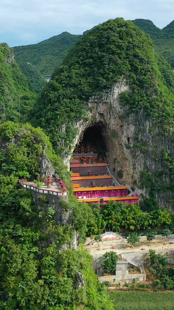 兴义万佛寺天然洞穴寺院包容的弥勒佛