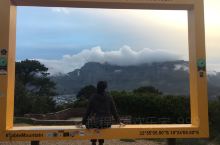 黄昏的信号山上云遮雾罩，我们坐在山上，静静的等待欣赏落日。
