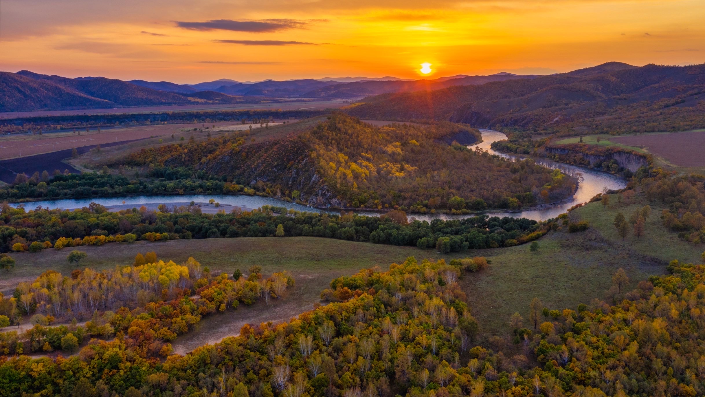【携程攻略】额尔古纳室韦景点,一望无际的平坦草原被秋色浸染连绵不