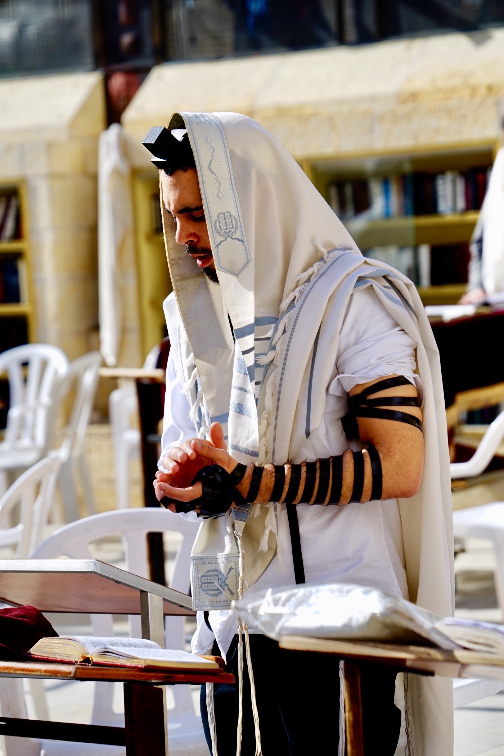 应该就像是犹太人的会堂一样.全世界的犹太人从各地赶来这里.