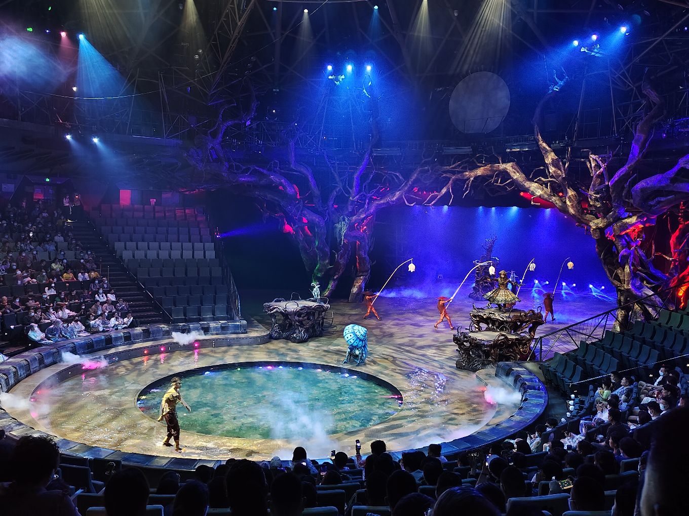 西双版纳「傣秀」 
西双版纳万达广场剧场
里面有停车