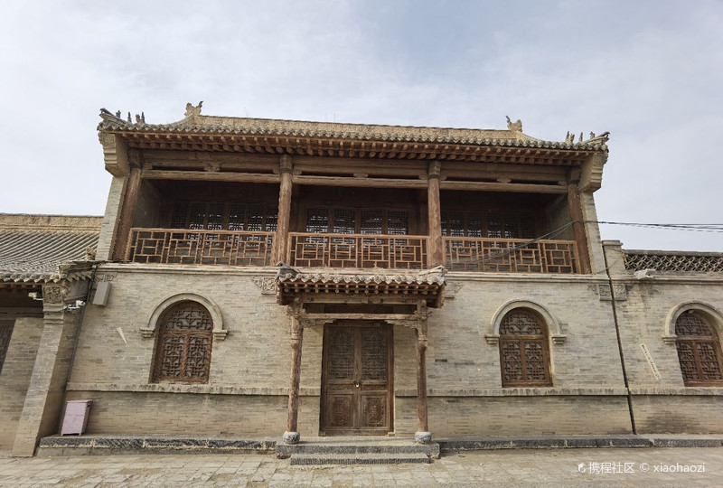 尴尬好不容易走到忻州纪念馆,其实是烈士陵园,关着 元好问墓 元好问墓