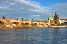 查理大桥 捷克首都布拉格市是一个山清水秀的多桥之城，碧波粼粼的伏尔塔瓦河穿城而过，共有18 座大桥横