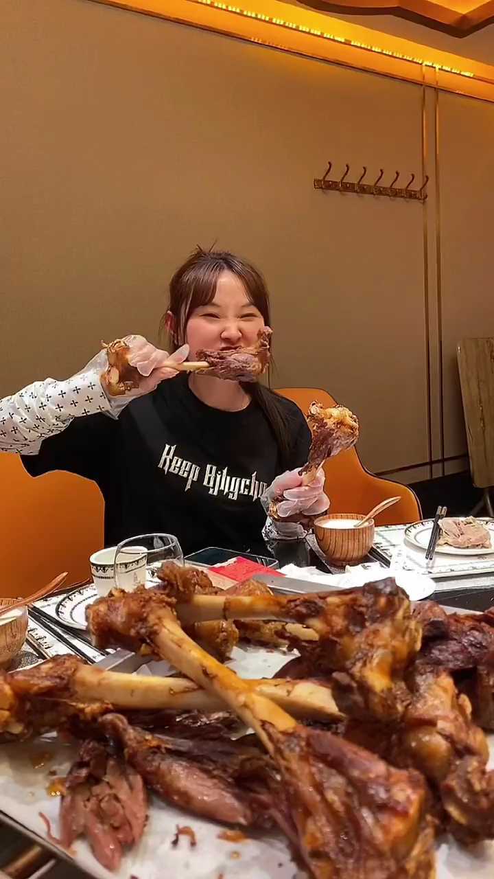 泡崖能容纳千人撸串喝酒看演绎的大排档