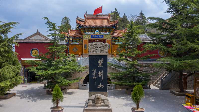 甘肃平凉龙泉寺景区黄土高原上的一片绿洲