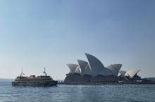 悉尼湾位于澳洲悉尼的东部并从悉尼市中穿过，为悉尼市民带来了荡漾的碧波、清新的空气和美丽的海滩，海湾里