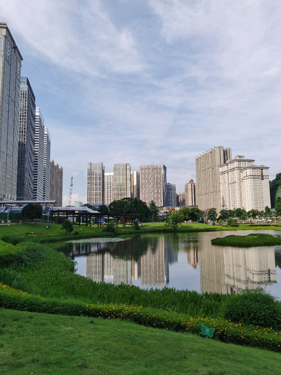 贵阳花果园,坐落在贵阳市南明区商务中心附近,是贵阳最繁华的位置