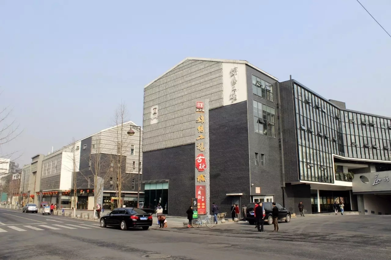 深业(成都)锦绣工场古玩城坐落于成都市青羊区草堂东路66号