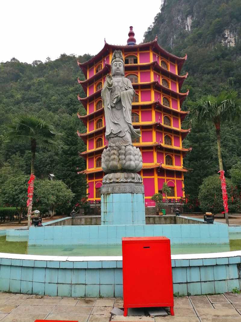 兴义万佛寺天然洞穴寺院包容的弥勒佛