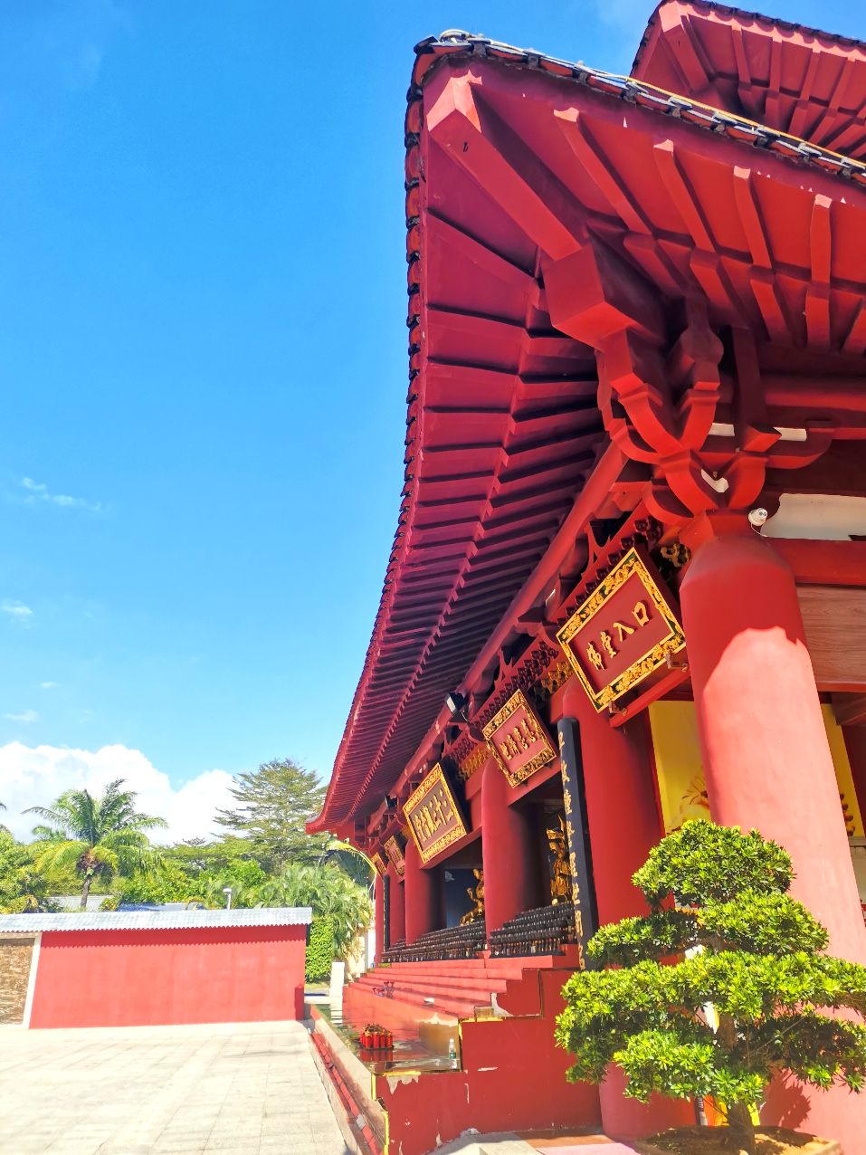 三十三观音堂位于三亚南山文化旅游区腹心处,是南海一带佛教丛林之一