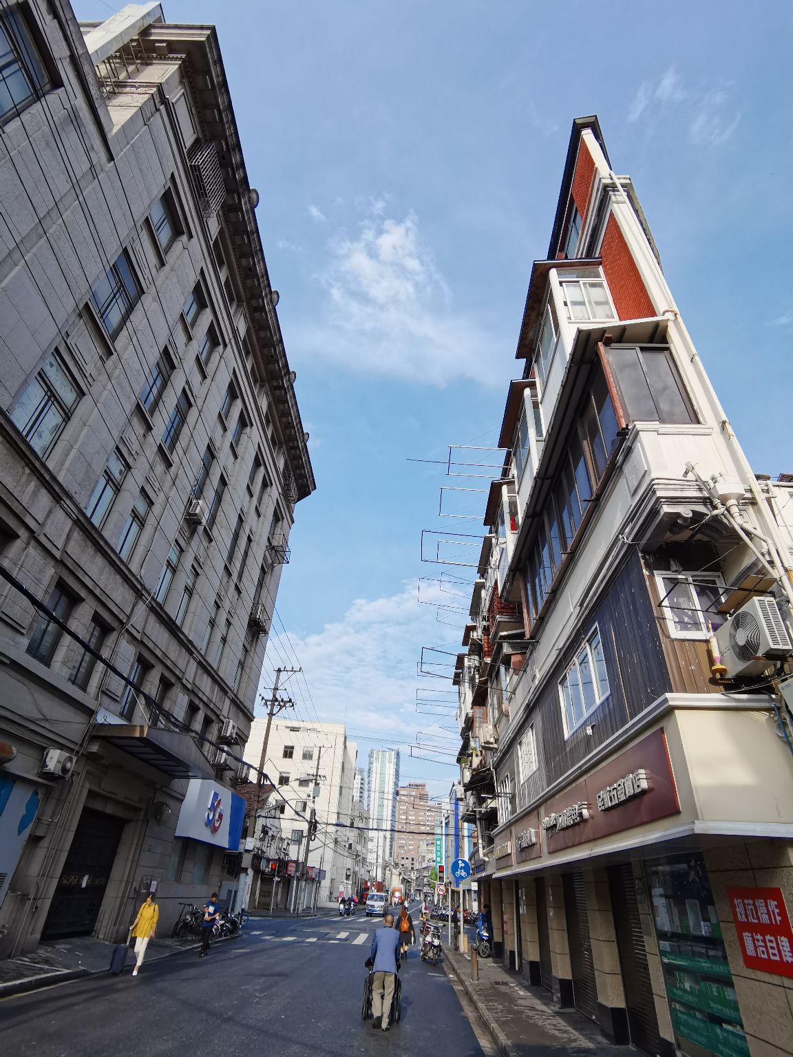 【携程攻略】上海纸片楼景点, 纸片楼在上海宁波路石潭弄的最南端,第