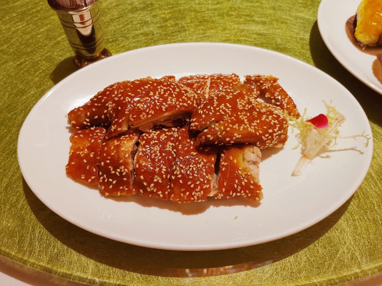 脆皮芝麻鸡,味道还不错,这龙虾泡饭,叉烧酥,榴莲酥,炸鲜奶焗玉米双拼