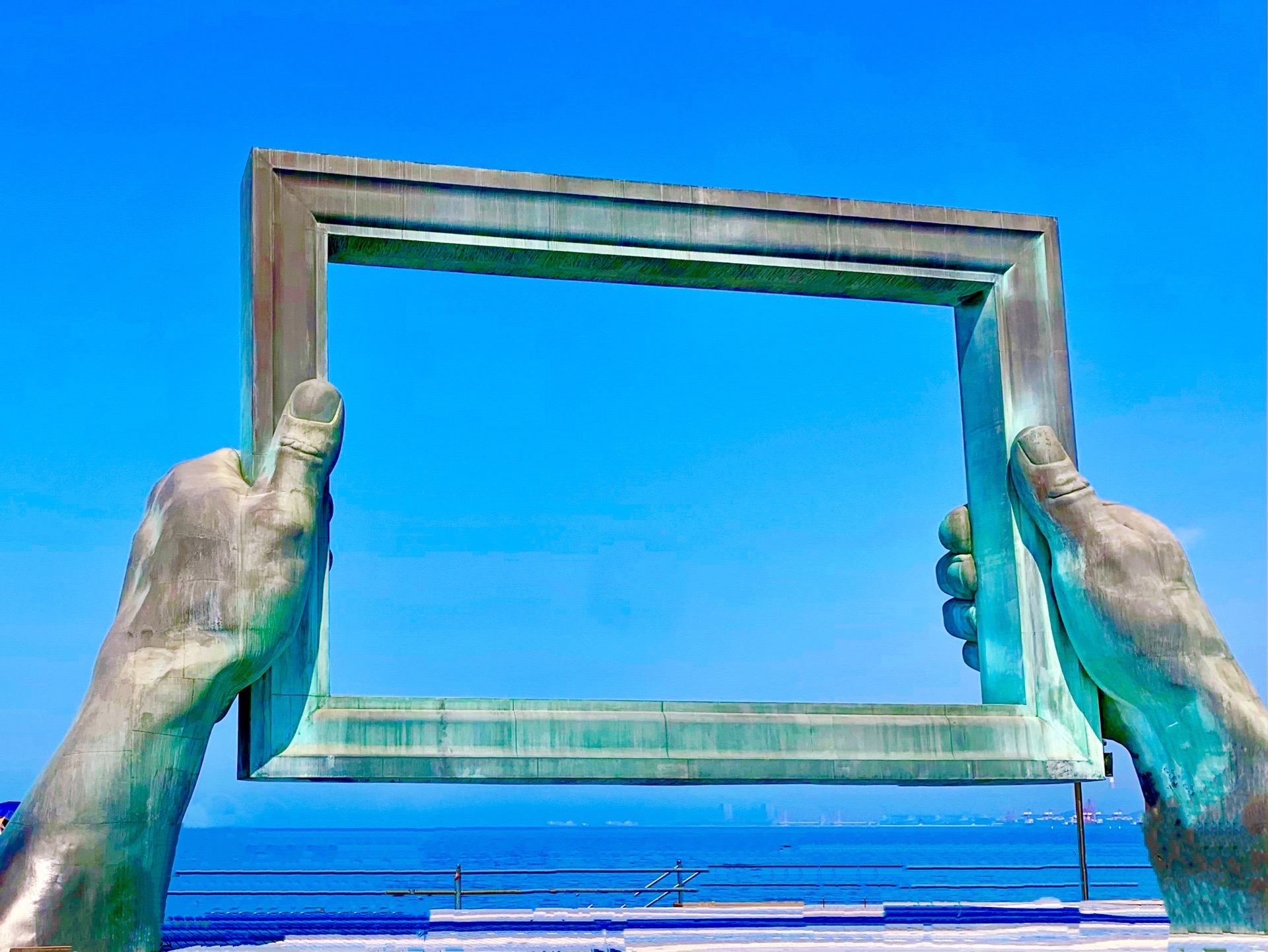 威海公园的大相框,新晋的网红火炬八街,连着漂亮的海水浴场.