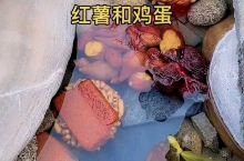 湖南郴州有条神奇的河流，河边就是98°的温泉，村民在这里杀鸡宰猪，煮米线，煮花生红薯和鸡蛋。 这条河