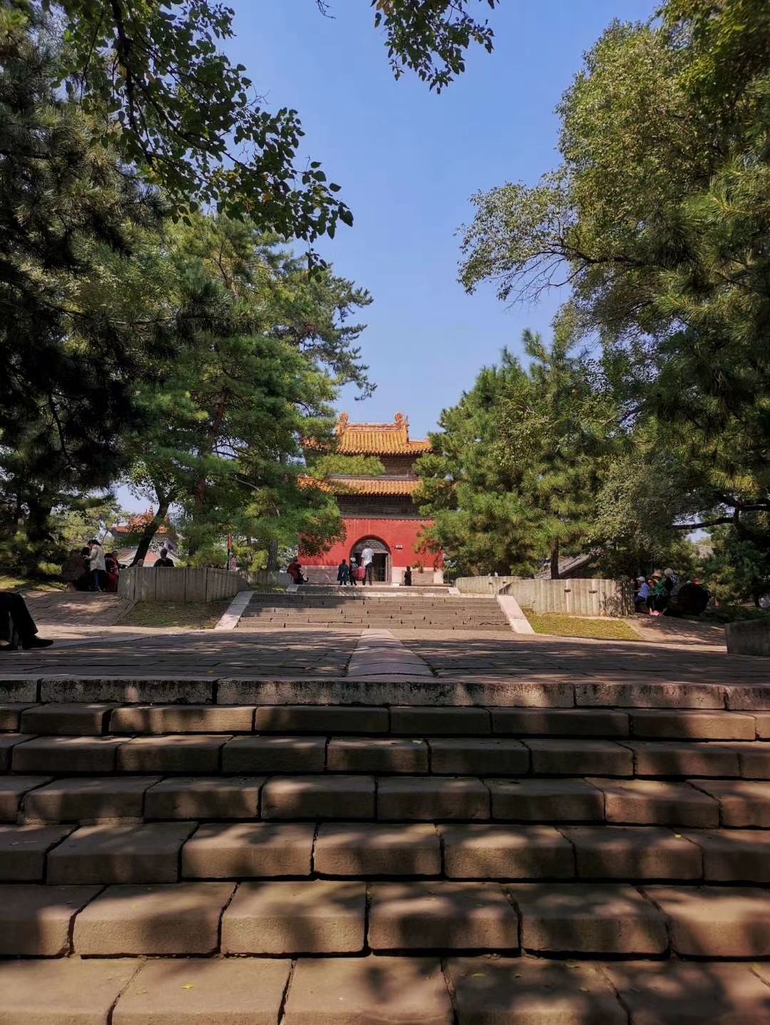 

清福陵在布局上与清昭陵如出一辙,但清昭陵是建在平地上